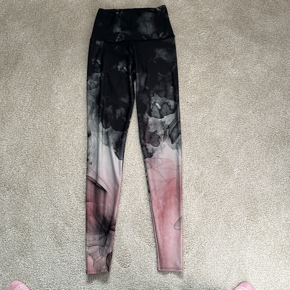 ONZIE // HIGH RISE GRAPHIC LEGGING - SMOKEY size XS - Picture 2 of 6